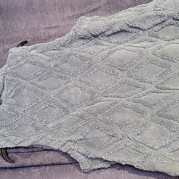 Kookaburra by Ugg Embossed Sherpa Vest Size Lg - Picture 6 of 9